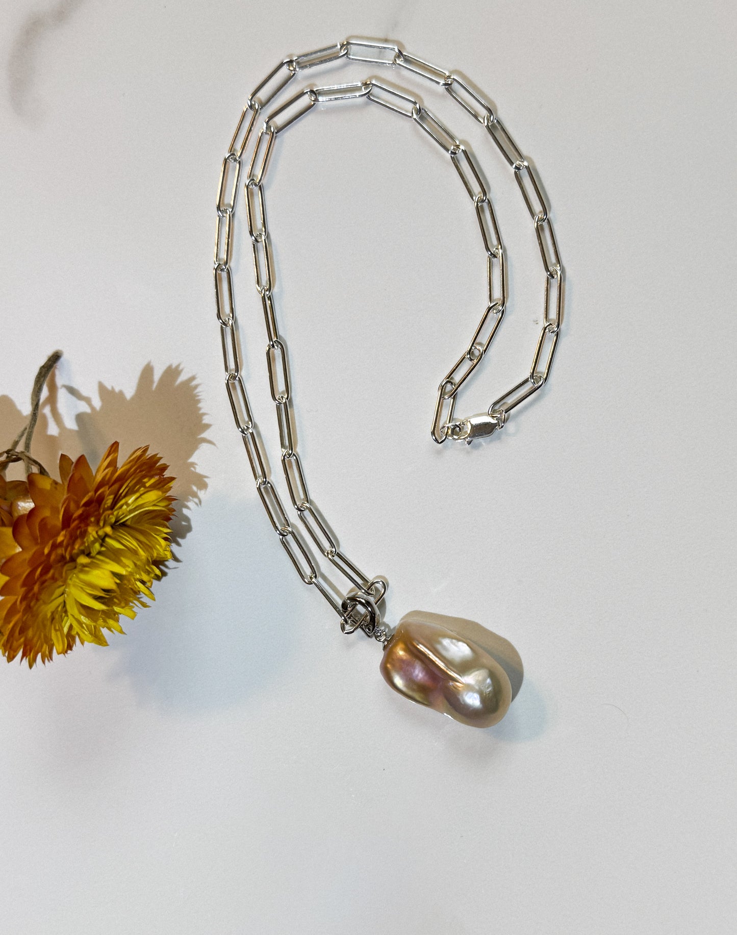 Blush and golden baroque, Pearl pendant